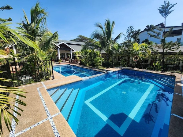 3 piscinas externas