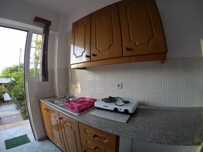 Habitación básica | Cocineta privada | Parrilla de estufa y utensilios de cocina 