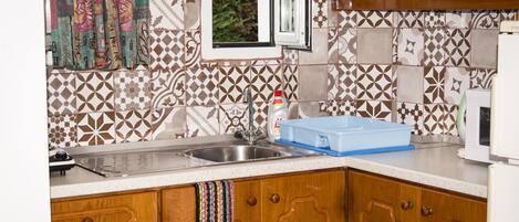 Basic Apartment | Private kitchen | Stovetop, cookware/dishes/utensils