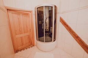 Bathroom shower - Pałac Kursko (Miedzyrzecz)