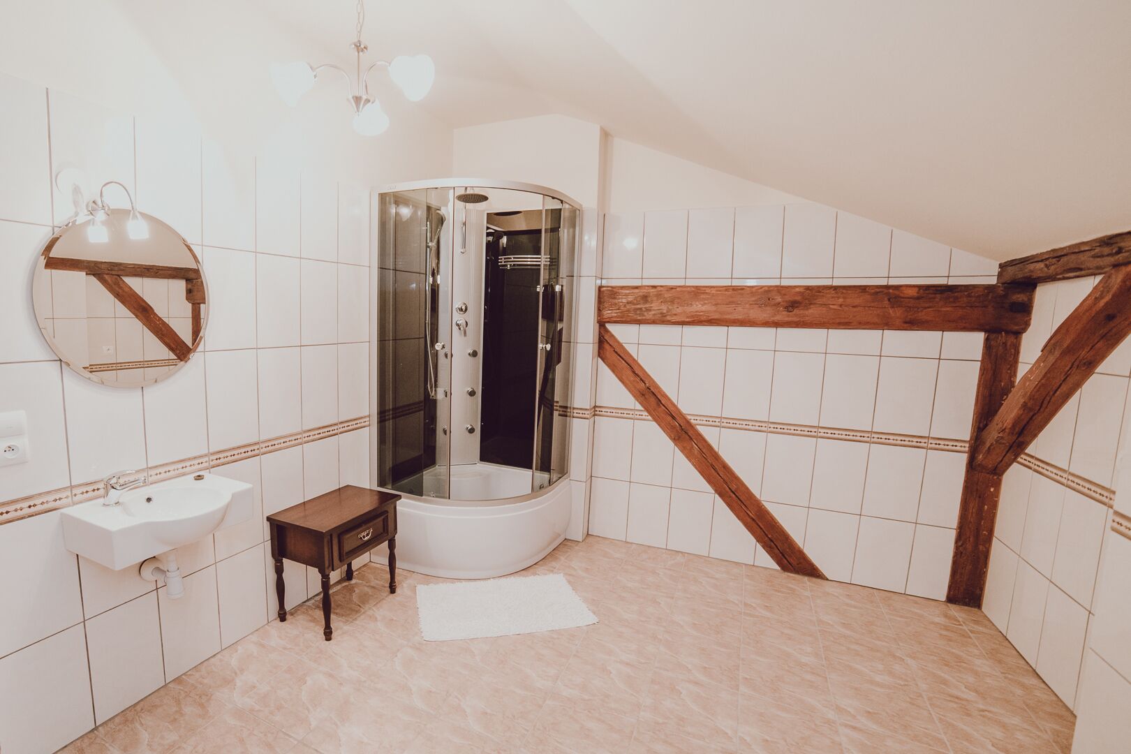 Un baño con ducha vidriada, lavamanos y espejo.