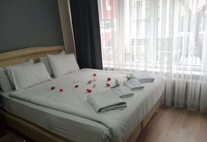 Minibar, escritorio y espacio para trabajar con laptop 