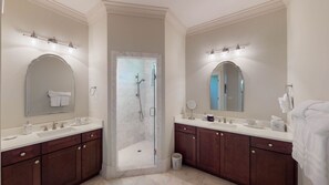 Ensemble douche/baignoire, sèche-cheveux, serviettes fournies