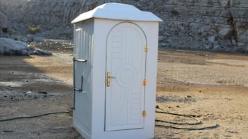 Tent | Badkamer | Een douche, handdoeken