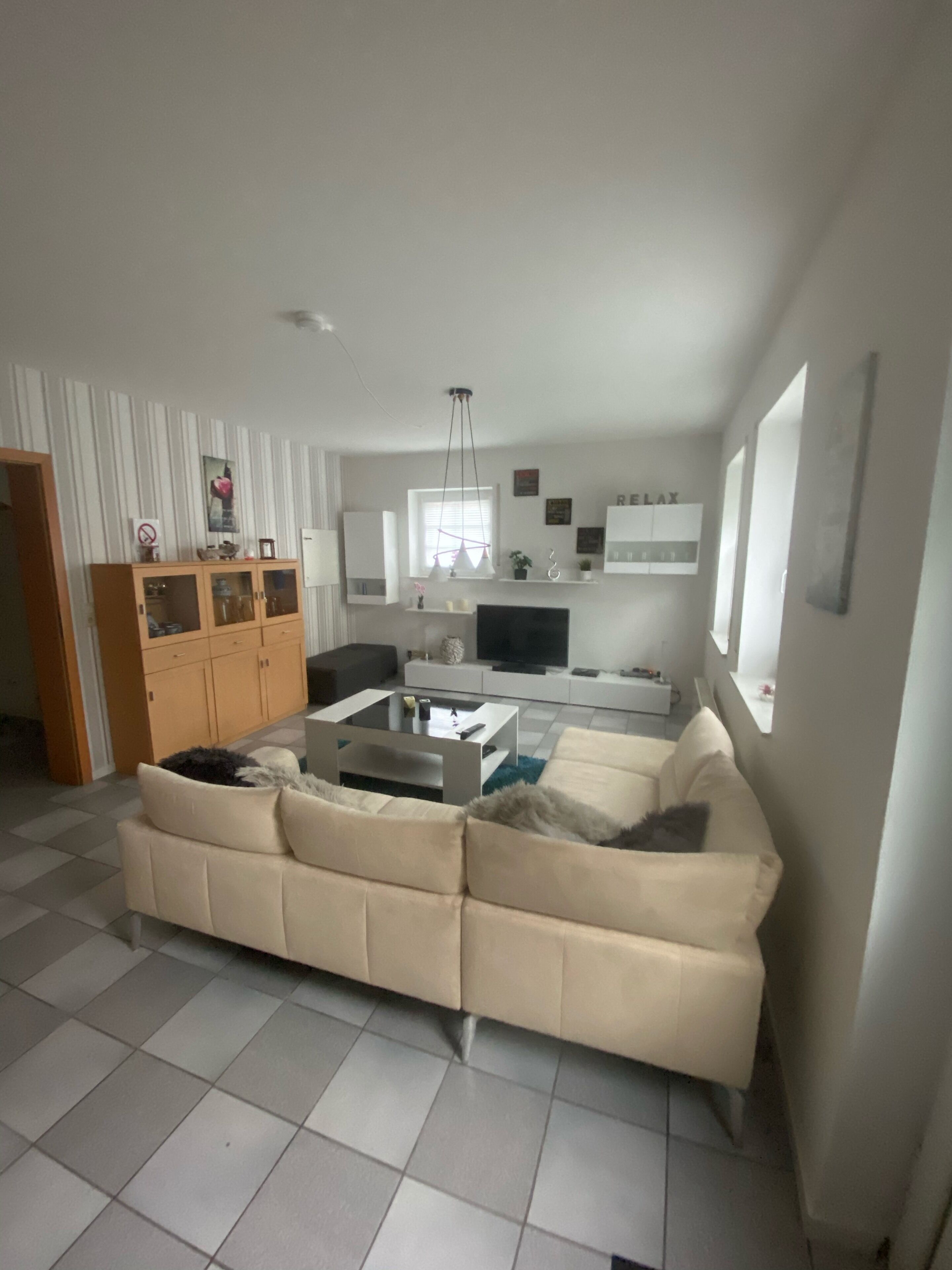 Flachbildfernseher, DVD-Player, Stereoanlage