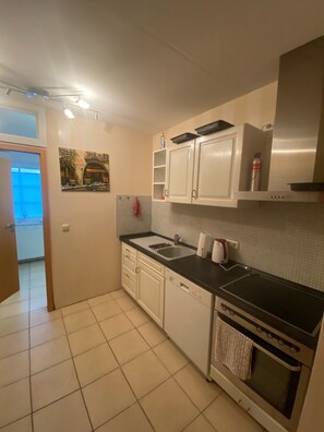 Kühlschrank, Mikrowelle, Herdplatte, Geschirrspüler