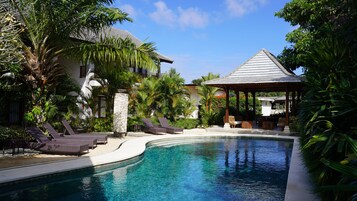 2 piscinas al aire libre, sombrillas, sillones reclinables de piscina