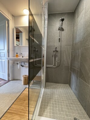 Douche, serviettes fournies, savon, papier de toilette