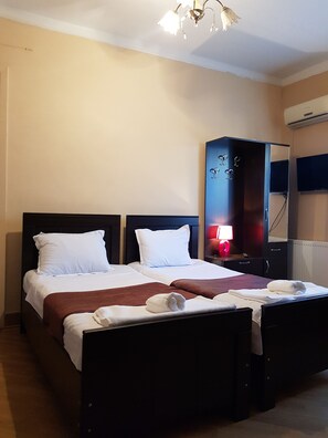 Familierom, bakgårdsutsikt | Safe på rommet, lydisolert, strykejern/-brett og wi-fi (inkludert)