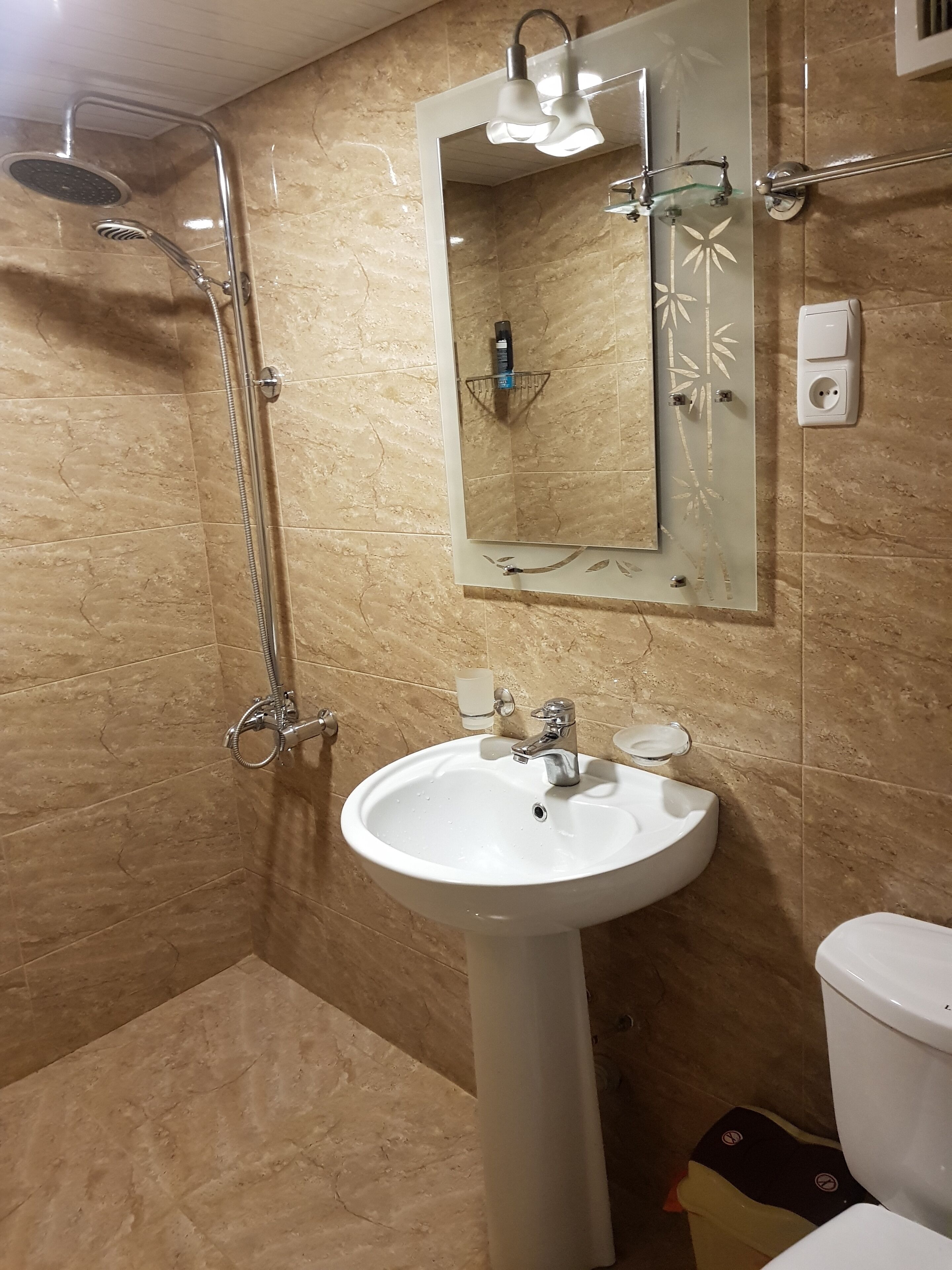 Habitación estándar doble, 1 cama de matrimonio grande | Baño | Ducha, artículos de higiene personal gratuitos y secador de pelo