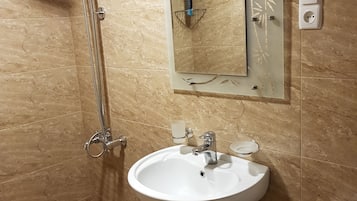Standaard tweepersoonskamer, 1 kingsize bed | Badkamer | Een douche, gratis toiletartikelen, een haardroger, pantoffels