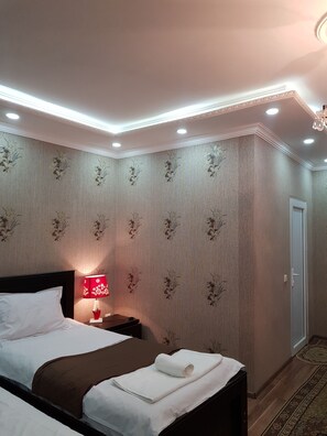 Familierom | Safe på rommet, lydisolert, strykejern/-brett og wi-fi (inkludert)