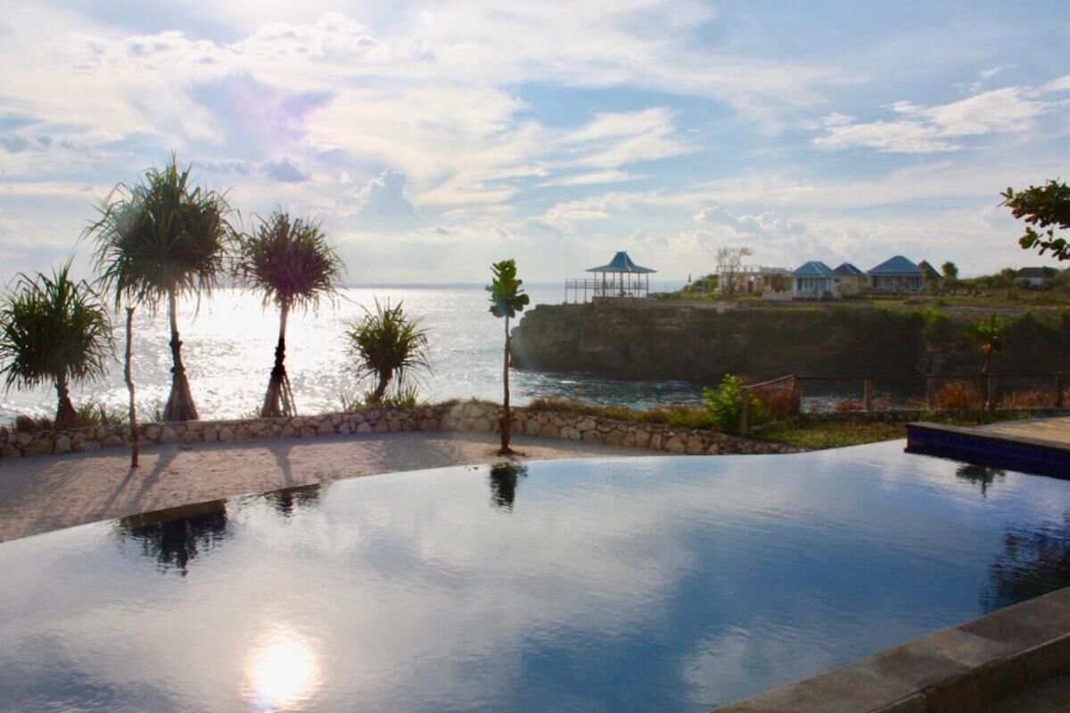 Piscine extérieure, parasols de plage, chaises longues