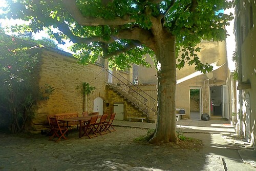 Maison avec piscine, en plein cœur du village de Rochegude