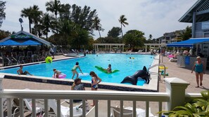 Utomhuspool och uppvÀrmd pool
