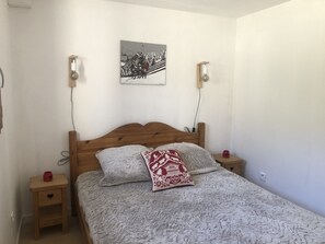 5 Schlafzimmer, Schreibtisch, Bügeleisen/Bügelbrett, Reisekinderbett