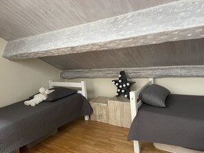 5 bedrooms, desk, iron/ironing board, travel cot - MITOYEN CHALET FOOT OF THE TRACKS (La Salle-les-Alpes)