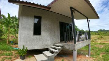 Superior Bungalow | 1 bedroom, desk, blackout drapes, soundproofing