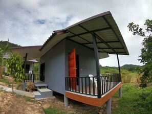 Bungalow Deluxe | 1 sovrum, skrivbord, mörkläggningsgardiner och ljudisolering