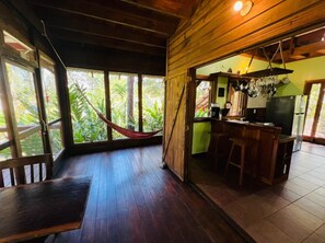 Kylskåp, ugn, kaffe- och tebryggare och brödrost