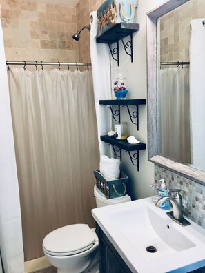 Shower, towels, soap, toilet paper - Private studio; big outdoor space (Orlando)