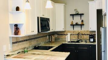 Réfrigérateur, micro-ondes, plaque de cuisson, lave-vaisselle