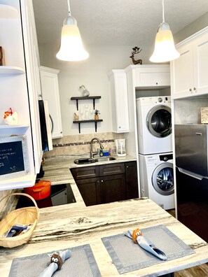 Geladeira, micro-ondas, cooktop, lava-louças