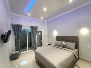 Laptop workspace, soundproofing, free WiFi, bed sheets - Bis Homestay (Sumbawa Besar)