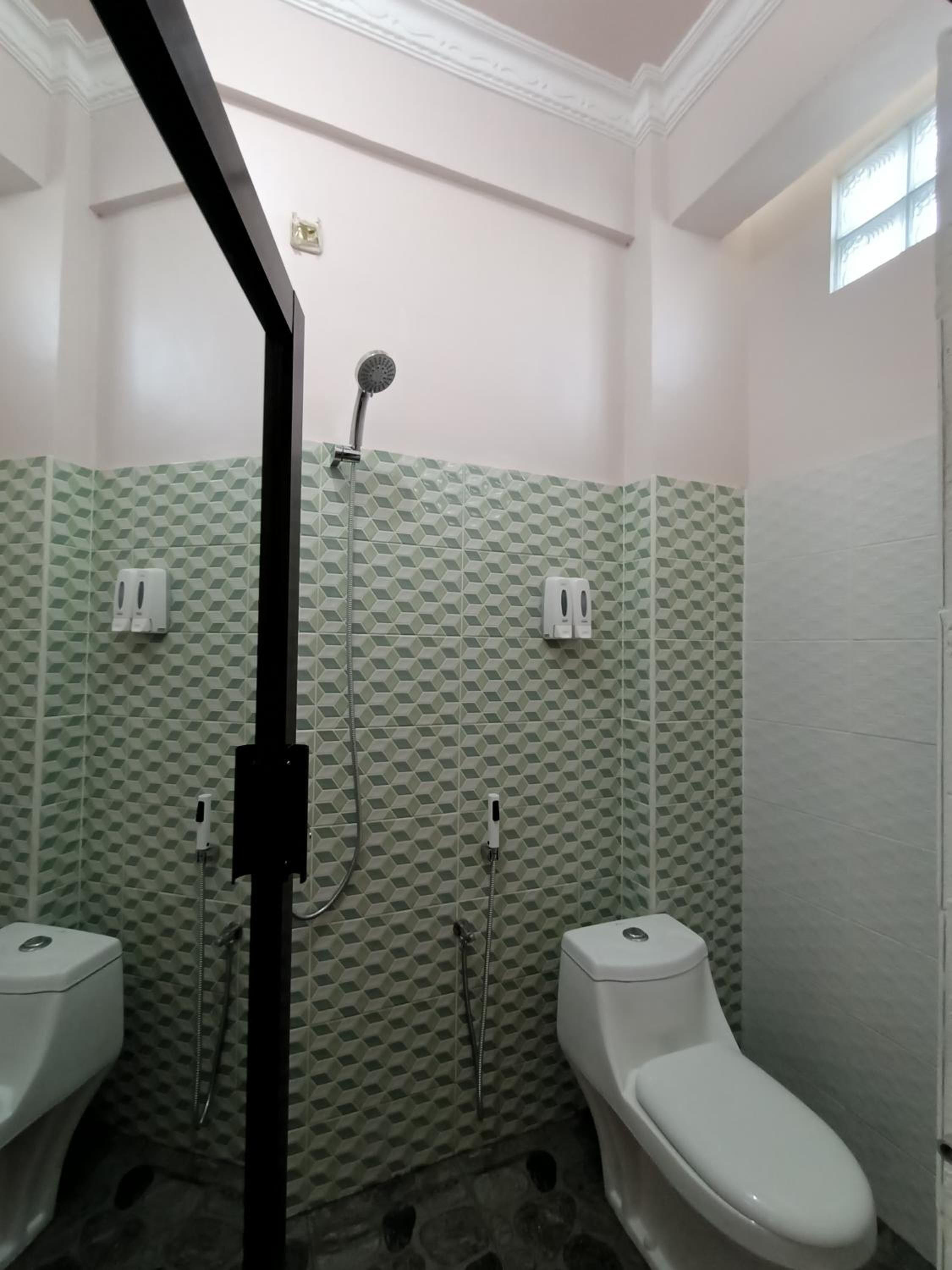 Douche, articles de toilette gratuits, chaussons, serviettes fournies