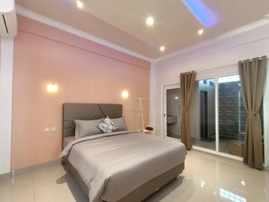 Laptop workspace, soundproofing, free WiFi, bed sheets - Bis Homestay (Sumbawa Besar)