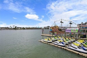John’s Pass with jet ski and boat rentals! Plenty of shopping and restaurants! - Bay Breeze - Cozy Beach Cottage across from the beach. Pet friendly! (Madeira Beach)