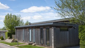 A modern wooden building with large windows and a flat roof. - Diamond Lodge - Hot Tub - Free WiFi & Parking - Pets Welcome (Cheddar)