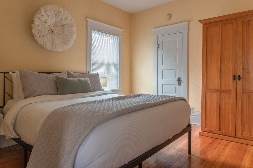 Clean & Cozy Home Near Downtown, Hiking, Biking!