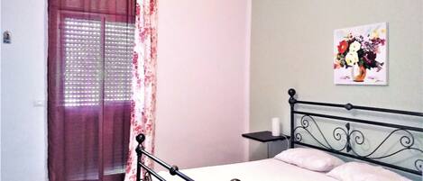 2 bedrooms, WiFi, bed sheets