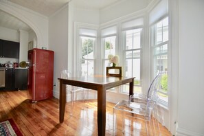 Dining - Beautiful Delightful 3BR Downtown Brunswick All King Beds (Brunswick)