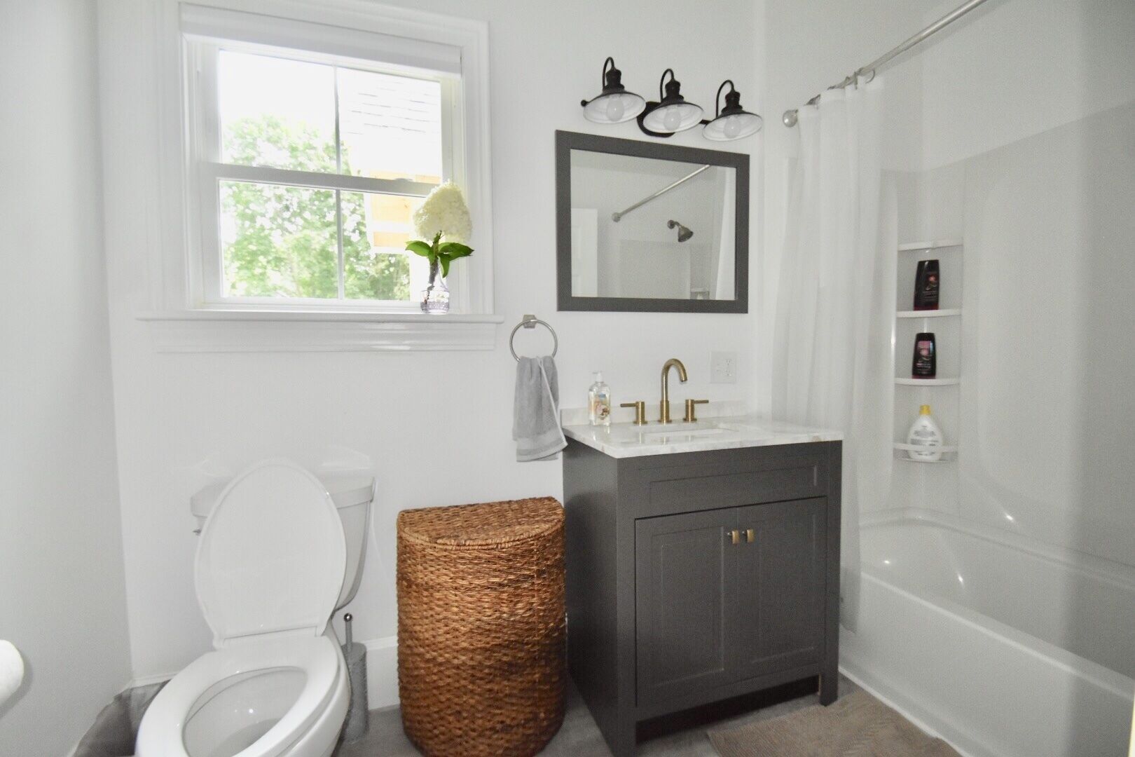 Une salle de bain avec des toilettes, un lavabo et une baignoire.