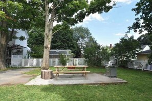 Outdoor dining - Beautiful Delightful 3BR Downtown Brunswick All King Beds (Brunswick)