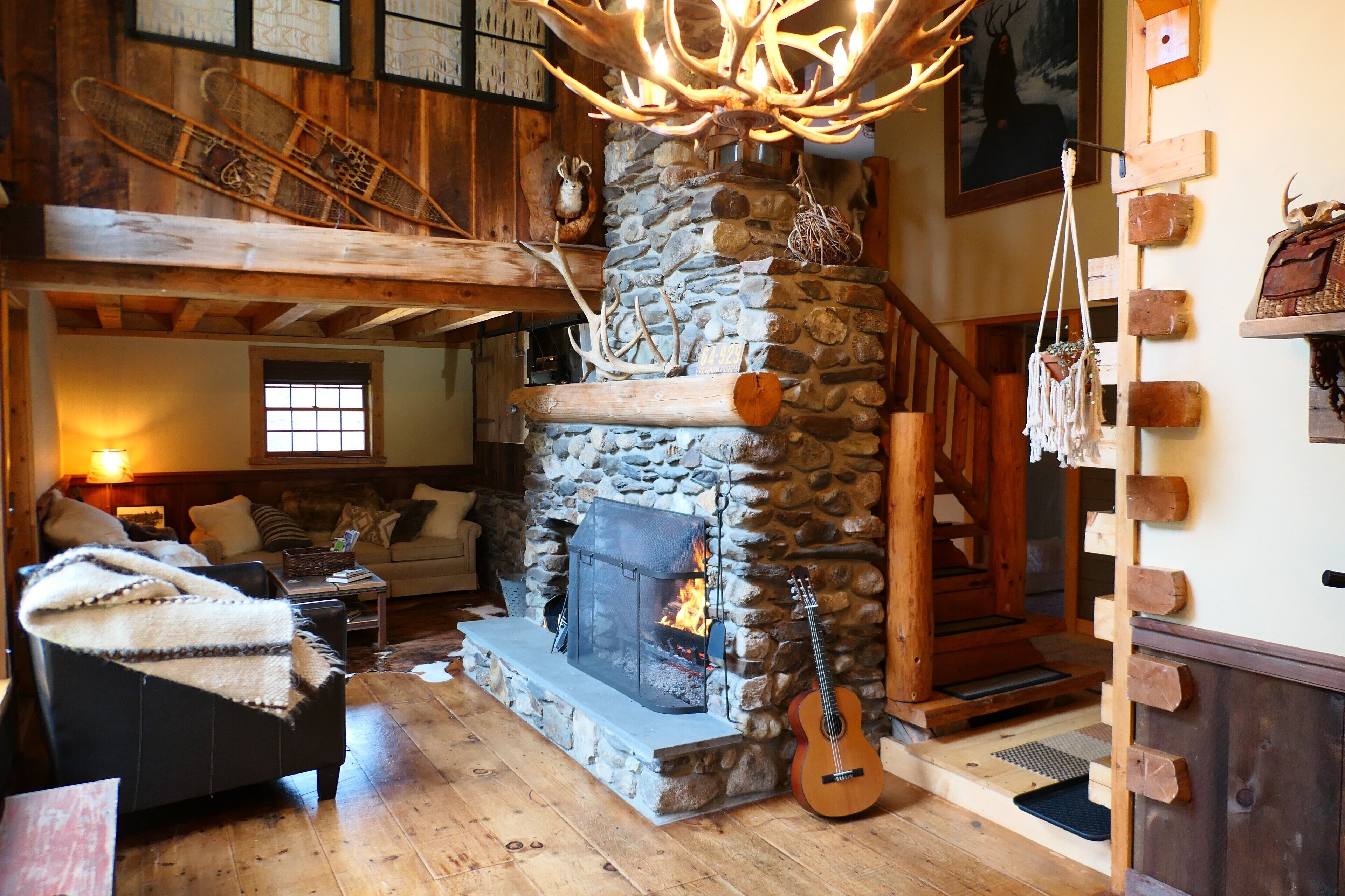 Circe & Hare Lodge, a magical 3 BR Romantic Log Cabin Getaway with Hot Tub