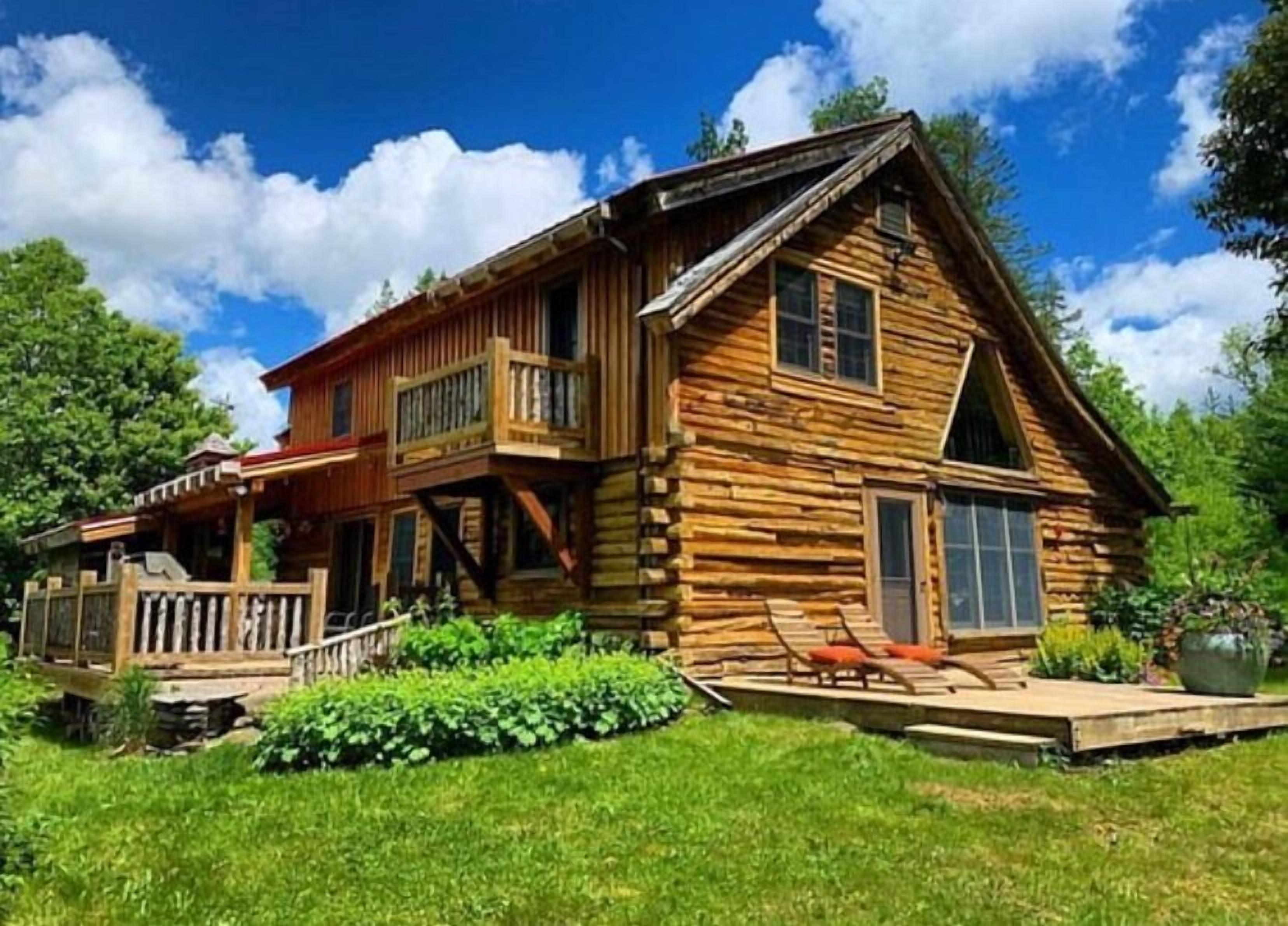 Circe & Hare Lodge, a magical 3 BR Romantic Log Cabin Getaway with Hot Tub
