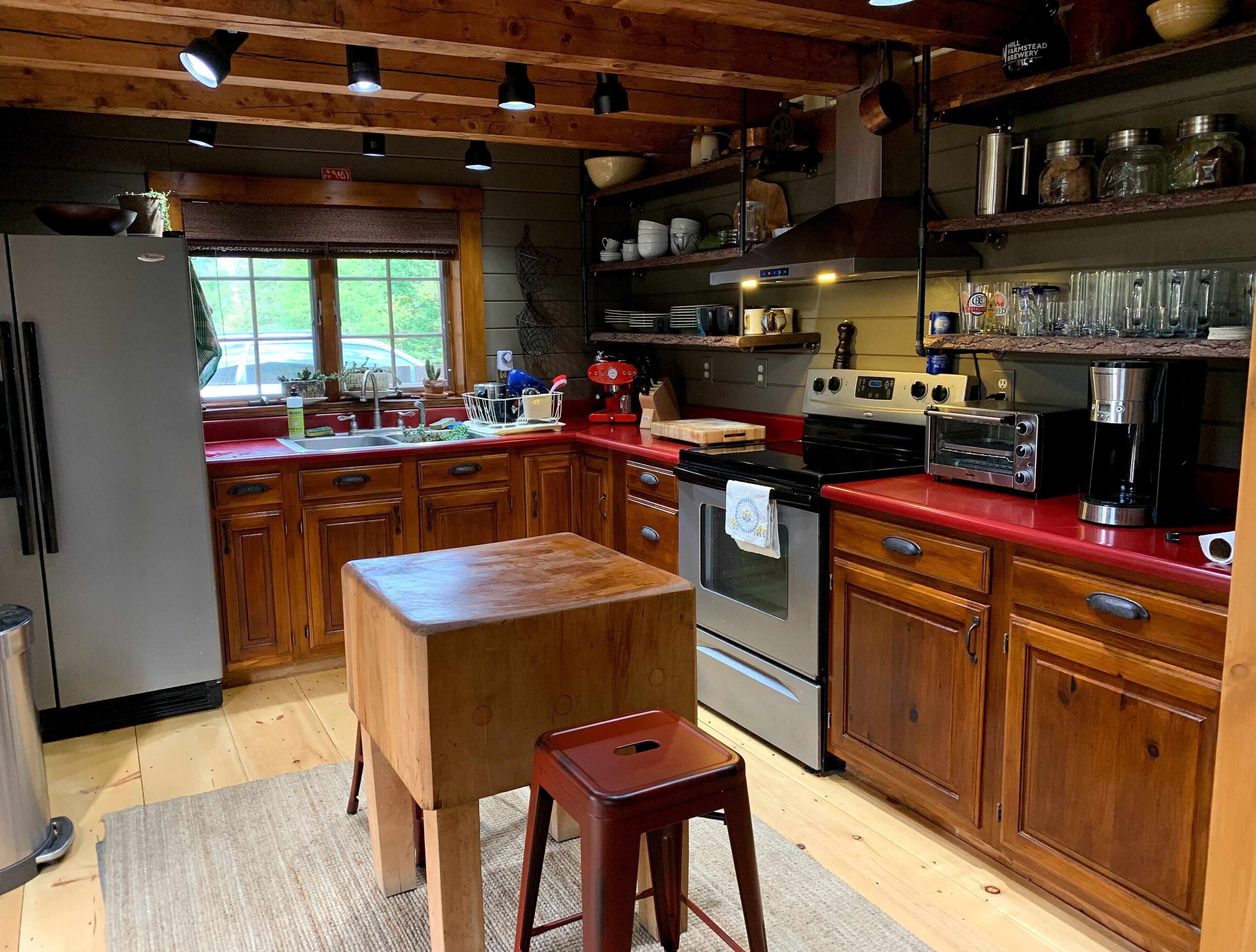 Circe & Hare Lodge, a magical 3 BR Romantic Log Cabin Getaway with Hot Tub