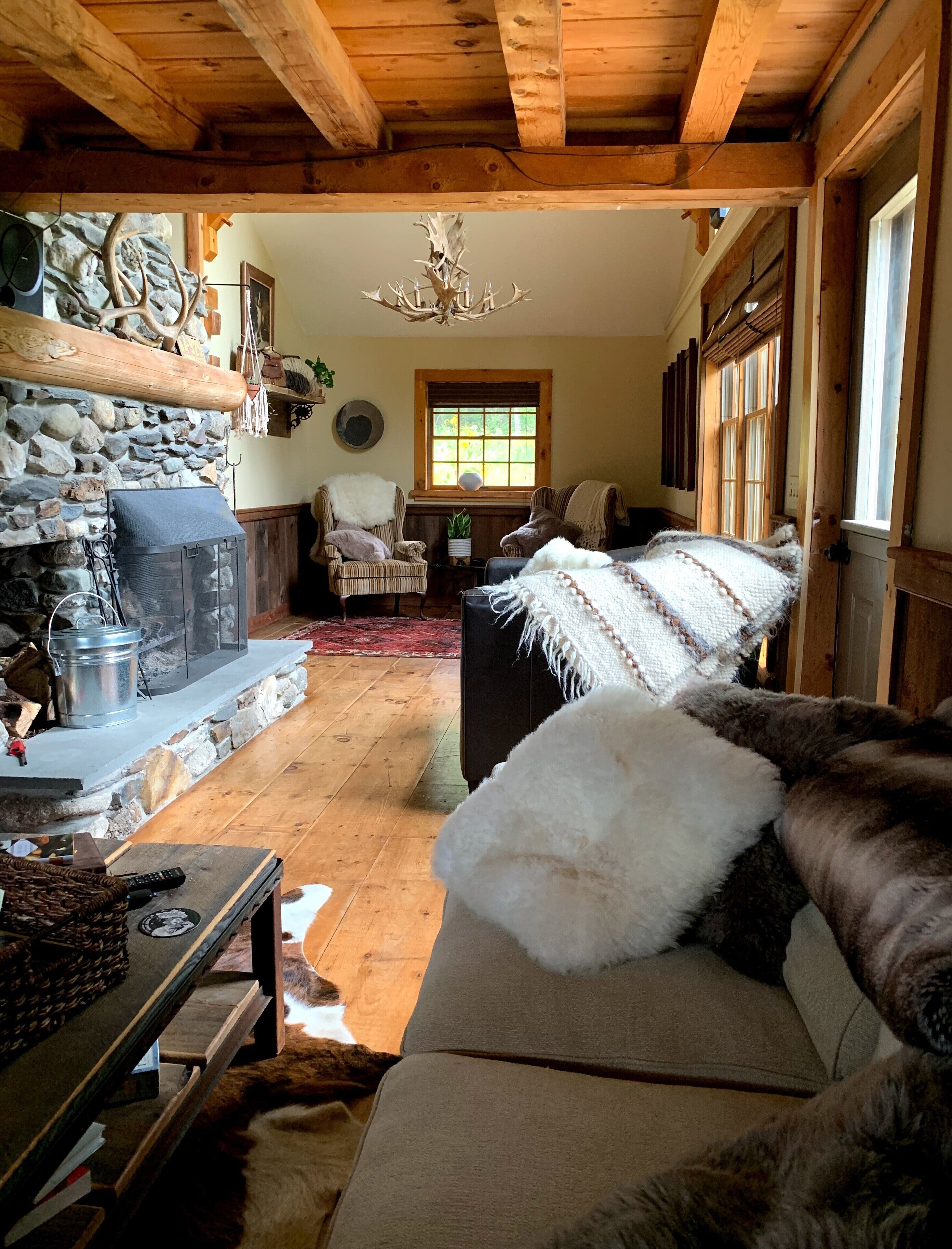 Circe & Hare Lodge, a magical 3 BR Romantic Log Cabin Getaway with Hot Tub