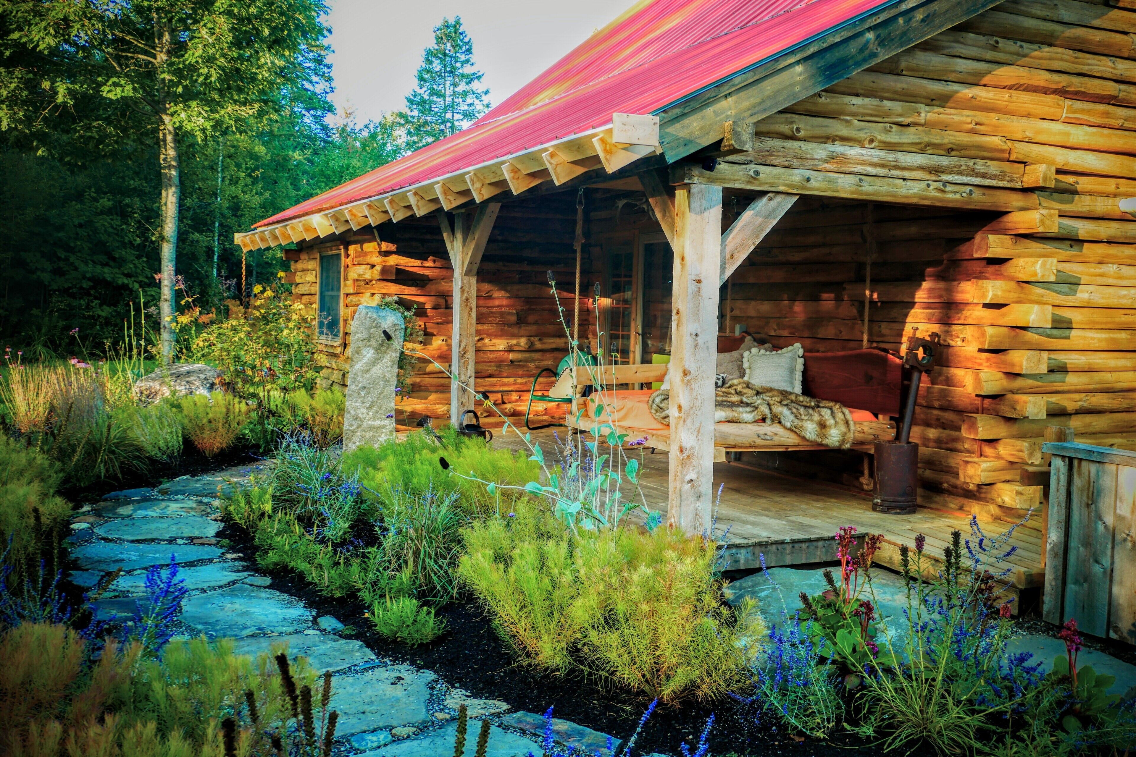 Circe & Hare Lodge, a magical 3 BR Romantic Log Cabin Getaway with Hot Tub