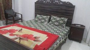 Soundproofing, free WiFi, bed sheets - Shamshad Hotel (Lahore)
