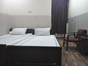 Soundproofing, free WiFi, bed sheets - Shamshad Hotel (Lahore)
