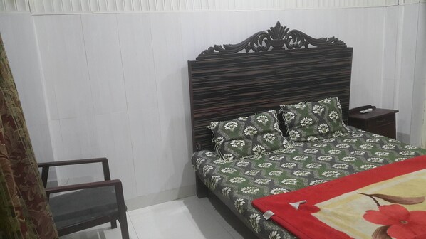 Soundproofing, free WiFi, bed sheets