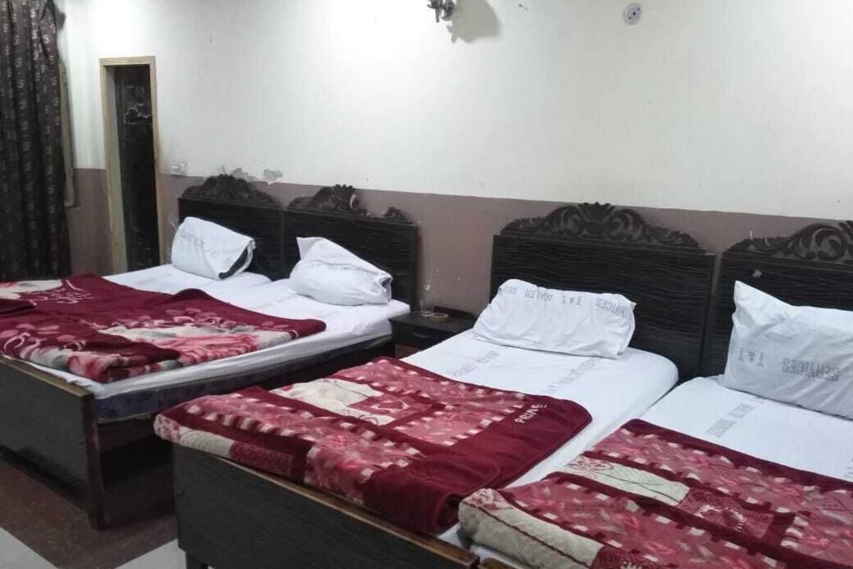 Basic Quadruple Room | Soundproofing, WiFi (free), bed sheets