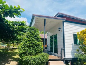 Rom – deluxe, sjøutsikt | Oppholdsområde | En 32-tommers Flatskjerm-TV med Parabol-TV samt strømmetjenester