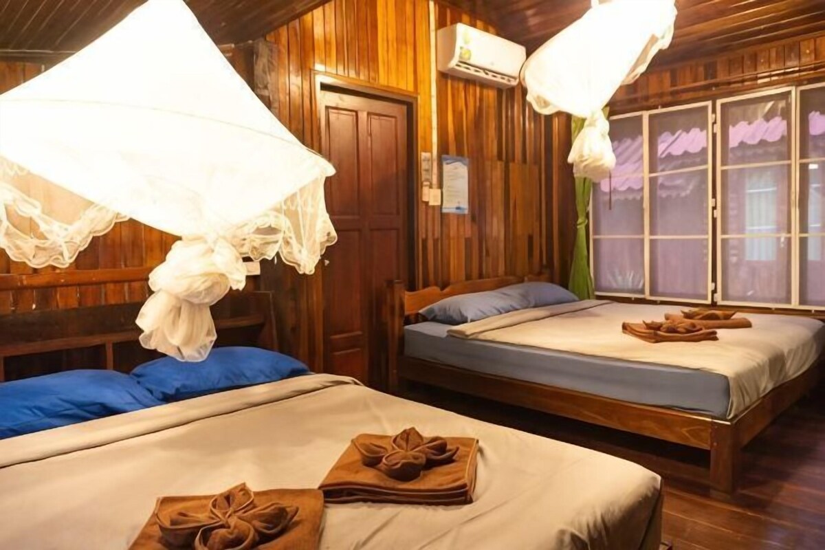 Cortinas blackout, wifi gratis y ropa de cama 
