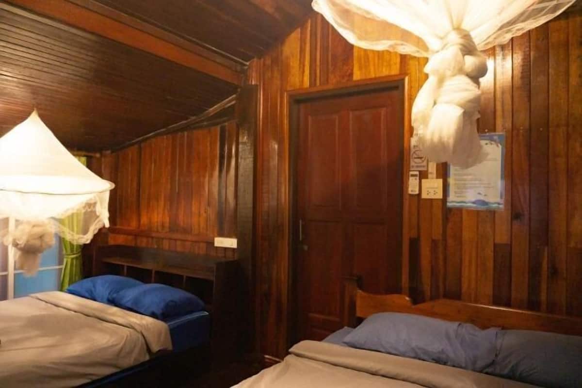 Blackout drapes, free WiFi, bed sheets