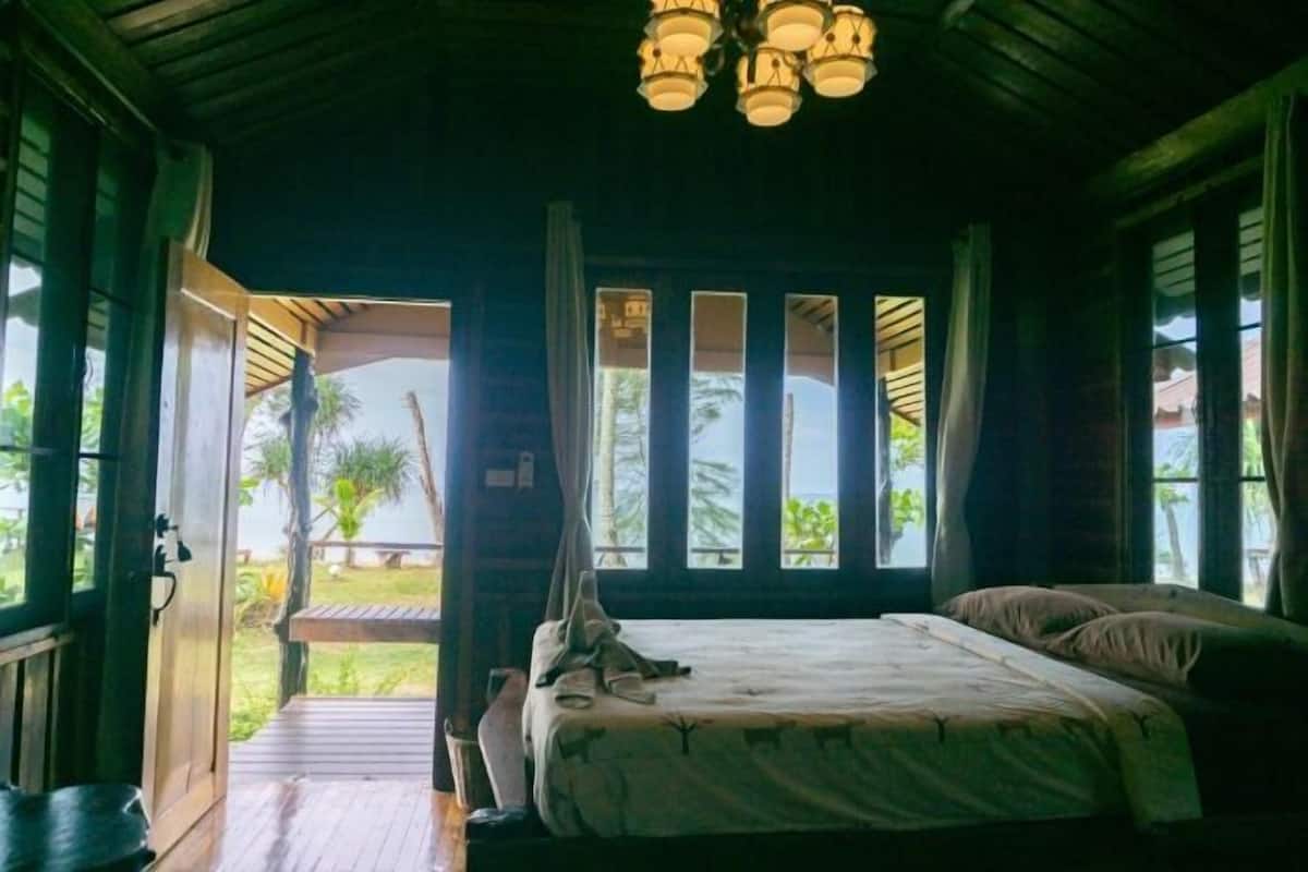 1 bedroom, blackout drapes, free WiFi, bed sheets